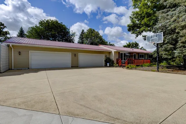 $475,000 | 2765 Oak Knoll Lane, Stoughton, WI 53589