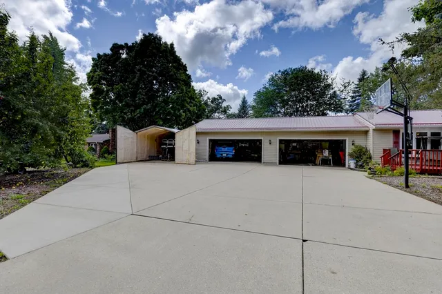 $475,000 | 2765 Oak Knoll Lane, Stoughton, WI 53589