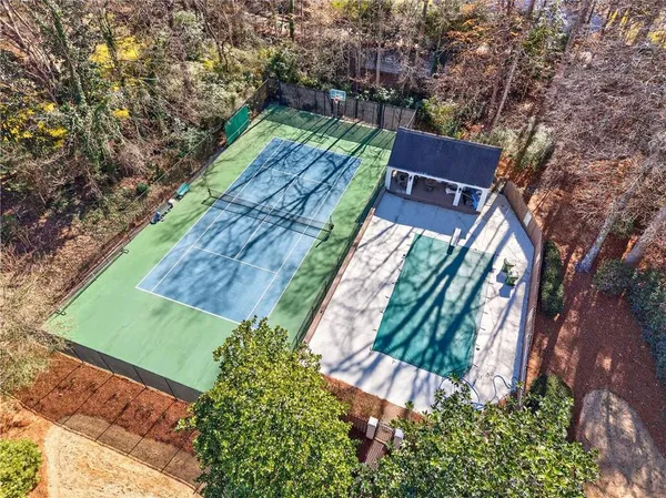 a view of a backyard