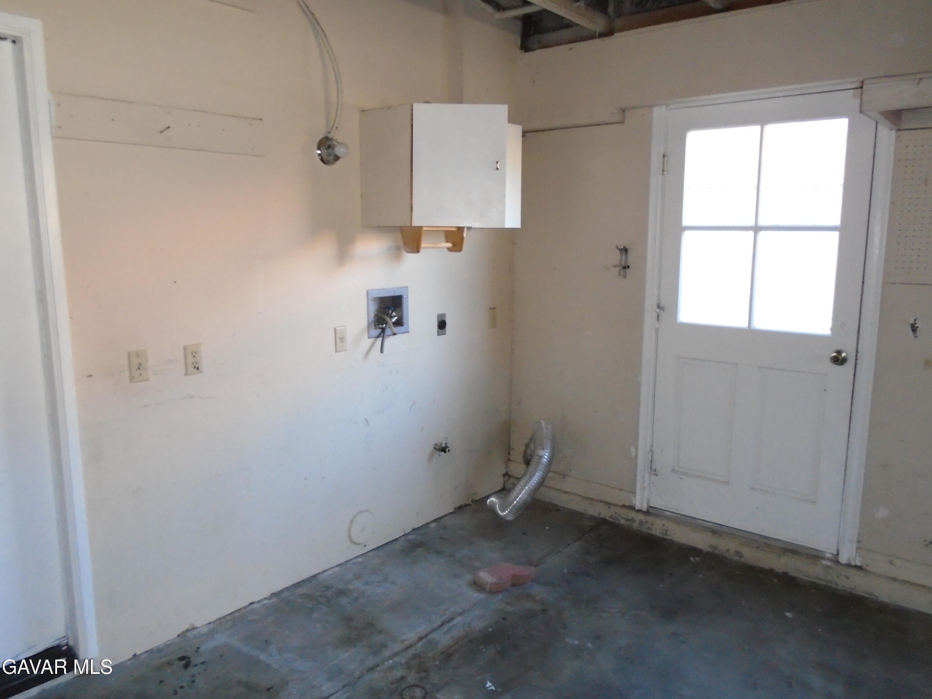 37739 Cardiff Street Palmdale, CA 93550 - Photo 27 of 32 an empty room with a window