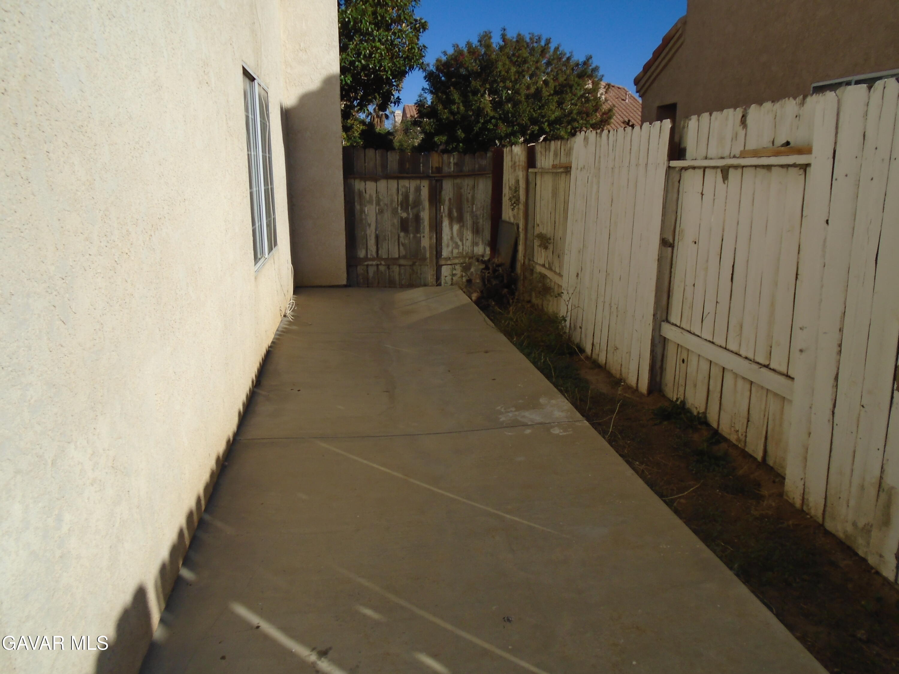 37739 Cardiff Street Palmdale, CA 93550 - Photo 28 of 32 a view of a backyard of the house
