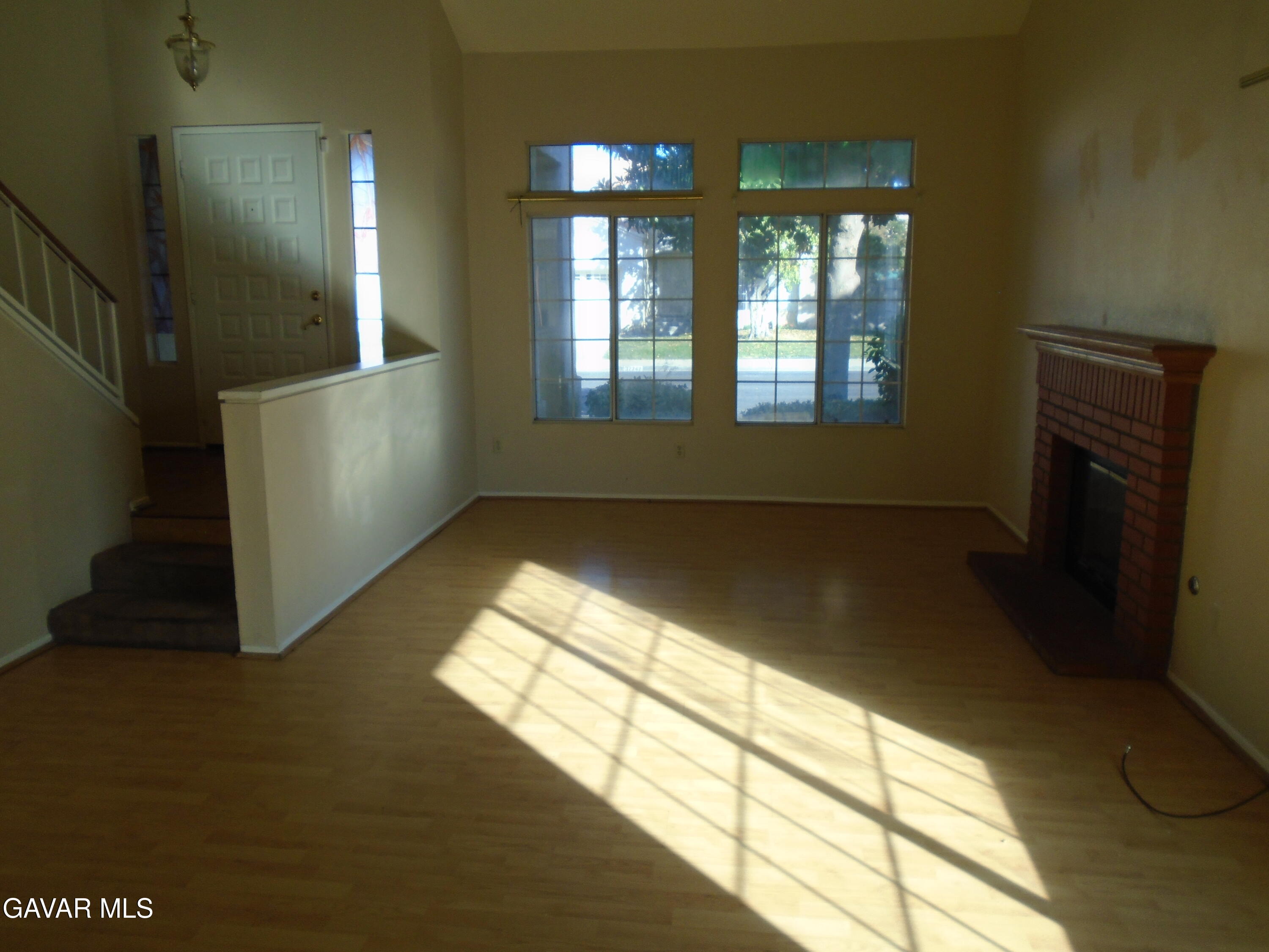 37739 Cardiff Street Palmdale, CA 93550 - Photo 8 of 32 a view of an empty room and window