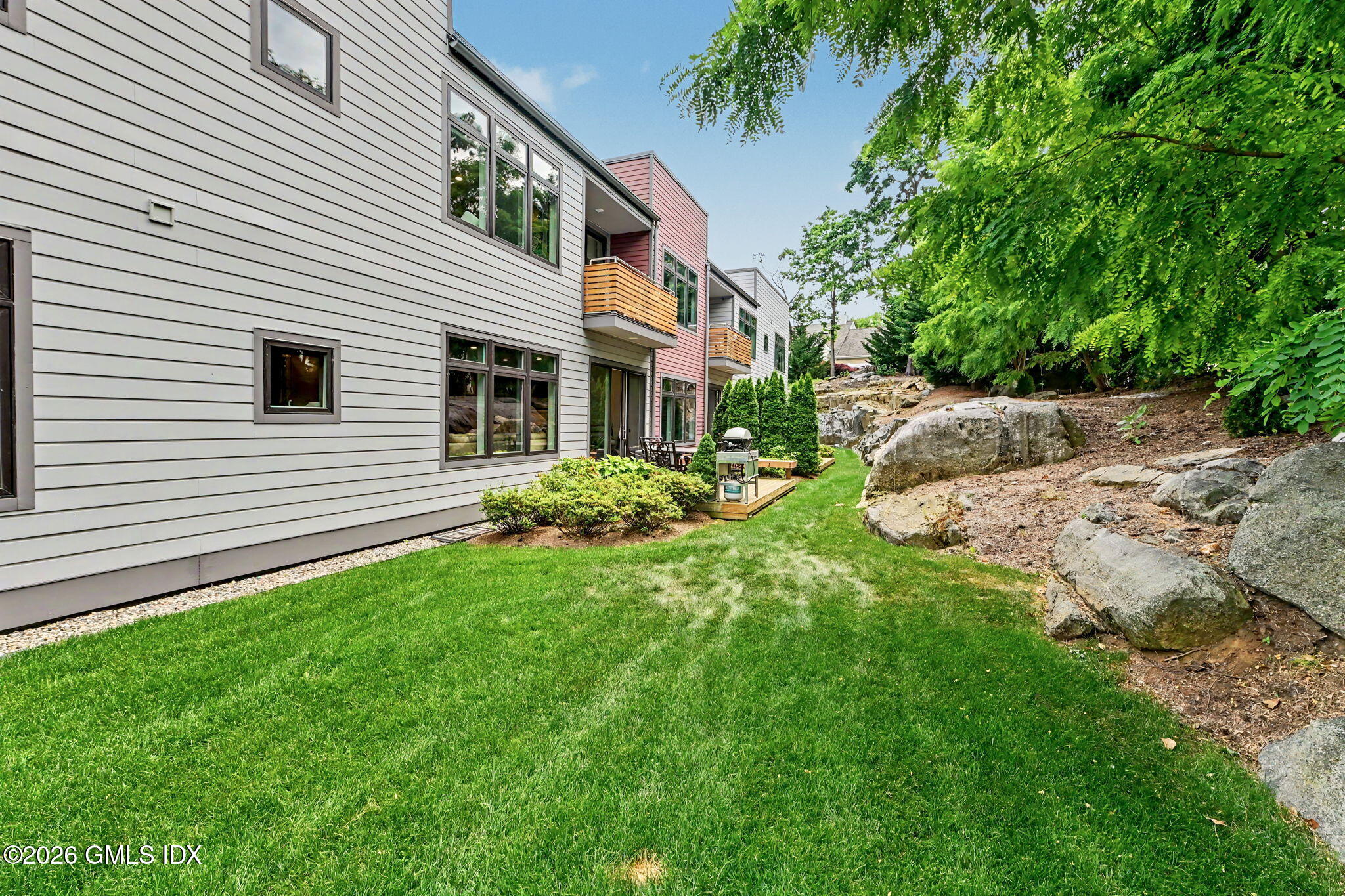 28-web-or-mls-56-old-field-point-rd