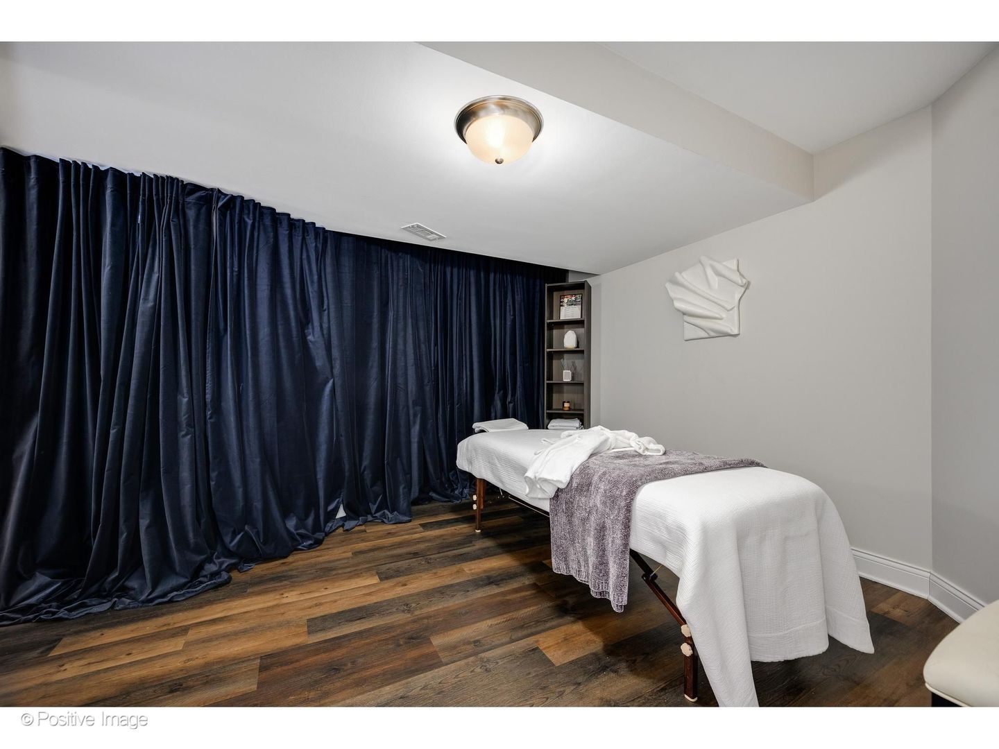 32 East Bellevue Place Chicago, IL 60611 - Photo 46 of 52 a bed room with a bed