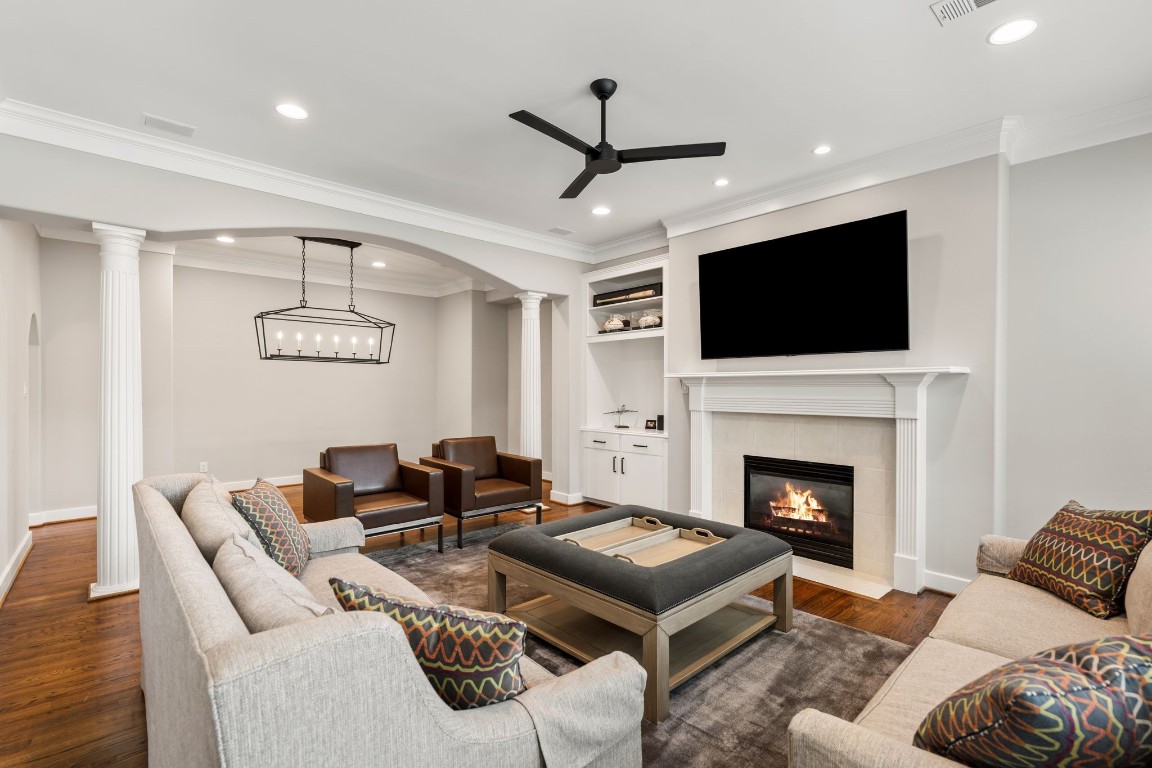 6501 Rodrigo Street Houston, TX 77007 - Photo 16 of 38 *Fireplace is digitally rendered.