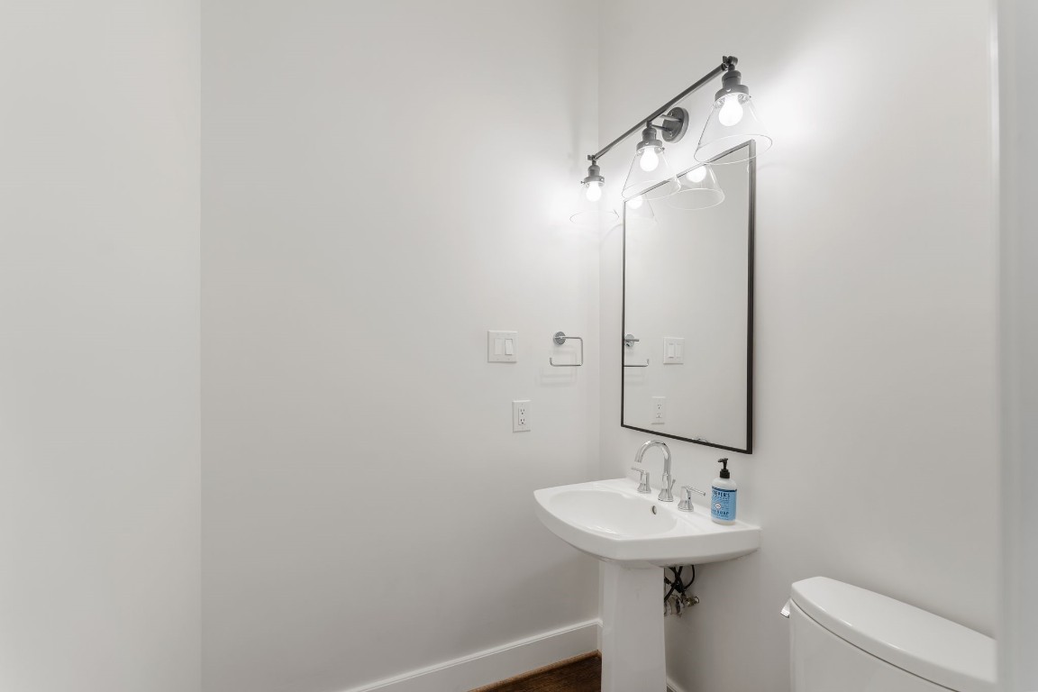 6501 Rodrigo Street Houston, TX 77007 - Photo 23 of 38 Powder bathroom located on the second floor.