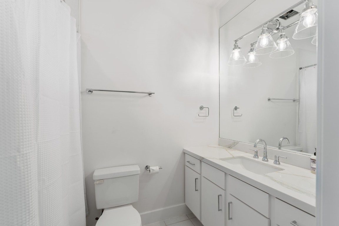 6501 Rodrigo Street Houston, TX 77007 - Photo 26 of 38 Third floor guest room features an ensuite bathroom