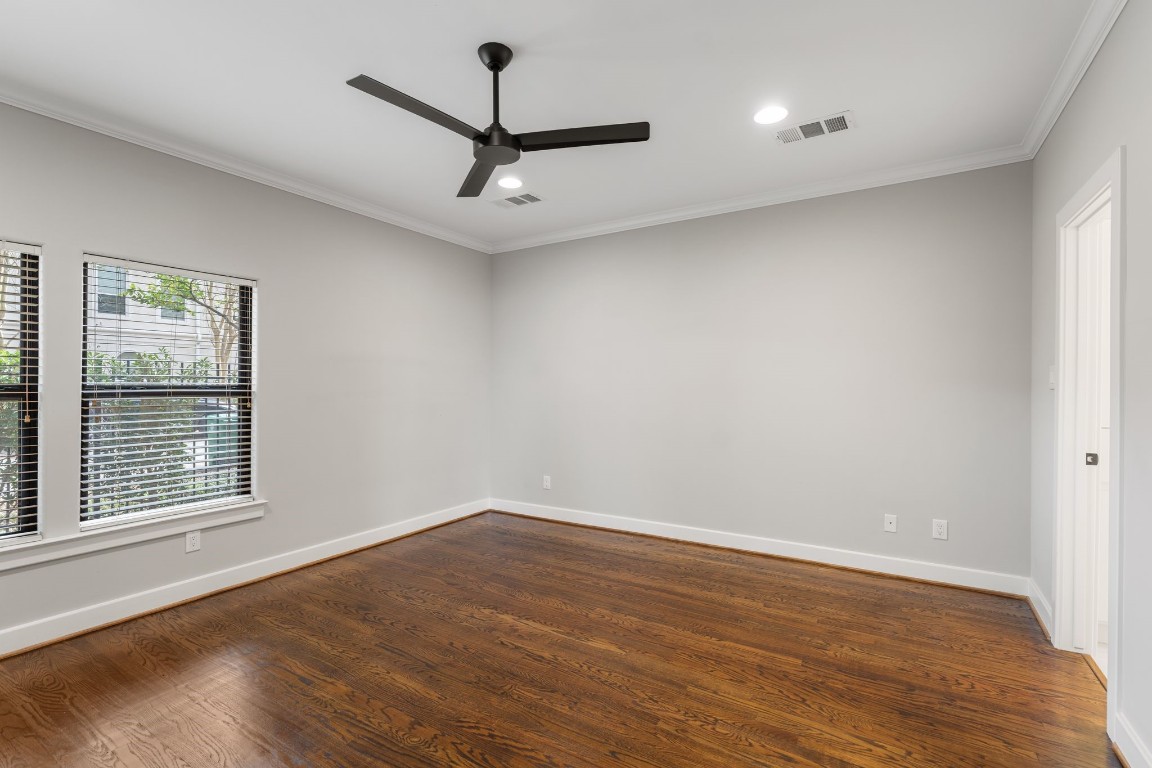 6501 Rodrigo Street Houston, TX 77007 - Photo 5 of 38 First-floor bedroom with en-suite bathroom