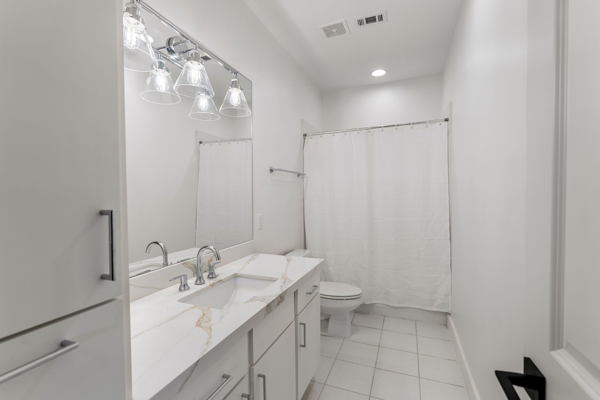 6501 Rodrigo Street Houston, TX 77007 - Photo 7 of 38 The first floor bedroom has a recently upgraded ensuite bathroom.