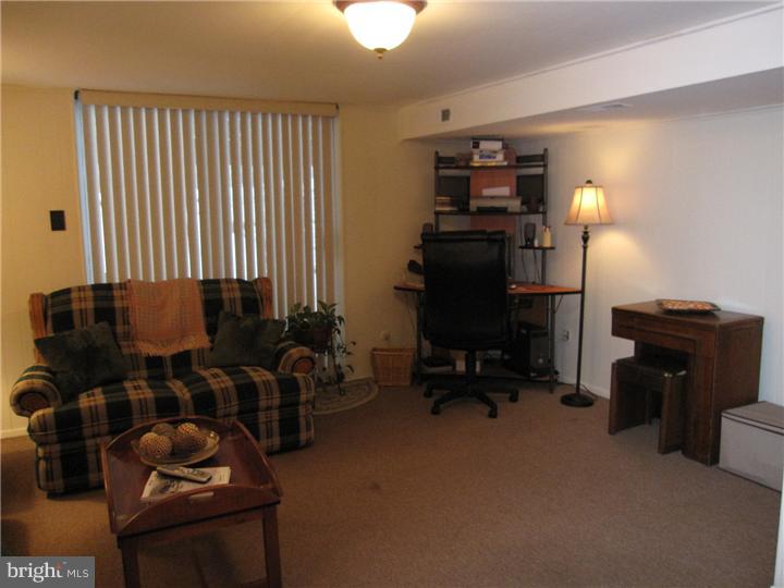 10702 Philcrest Road Philadelphia, PA 19154 - Photo 4 of 13 Family Room
