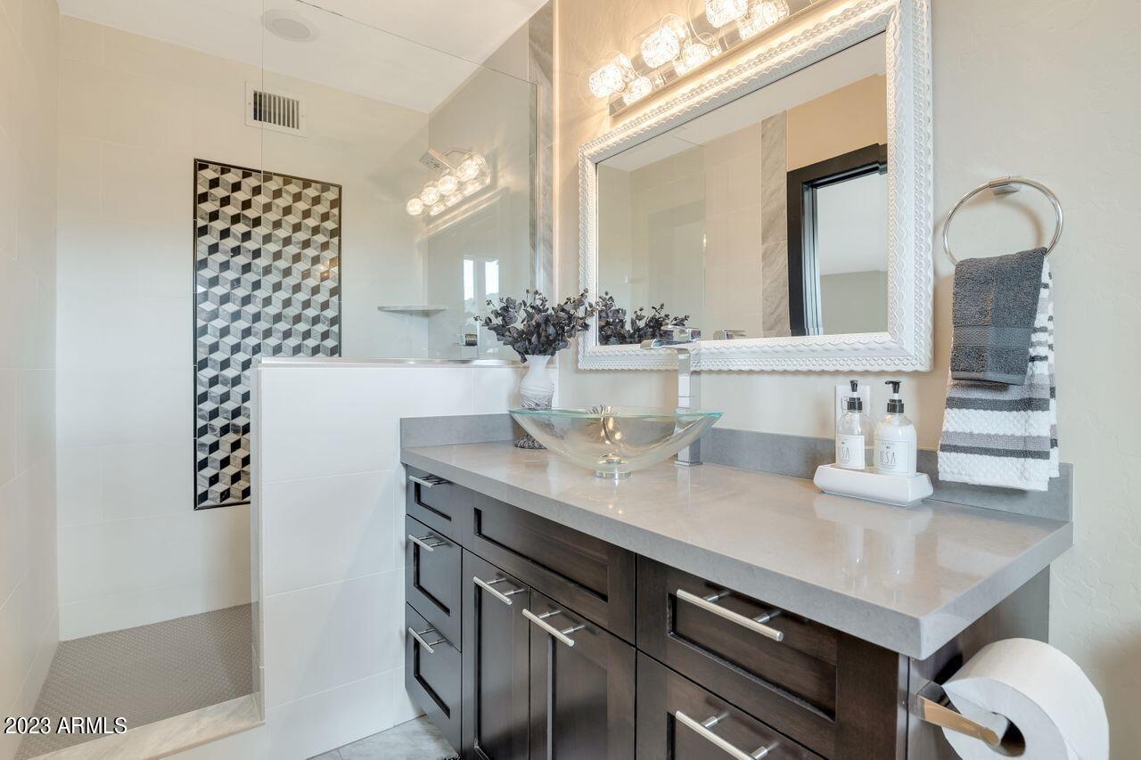 2302 East Mountain View Road Phoenix, AZ 85028 - Photo 29 of 58 On-suite Bathroom