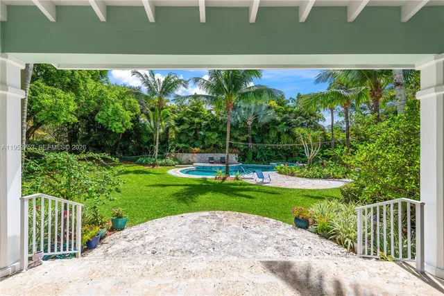 a view of an house with backyard and swimming pool