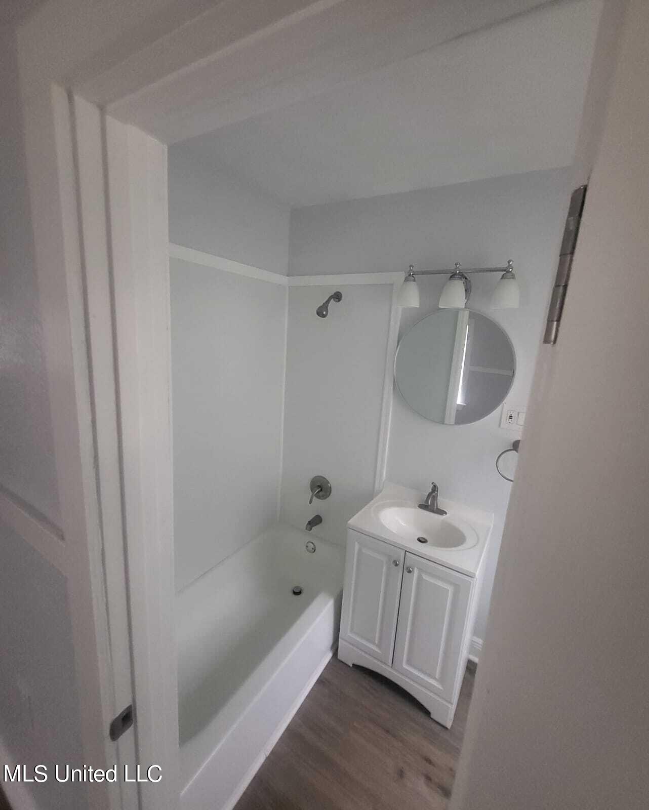 4222 Chennault Avenue Jackson, MS 39209 - Photo 6 of 8 Bathroom