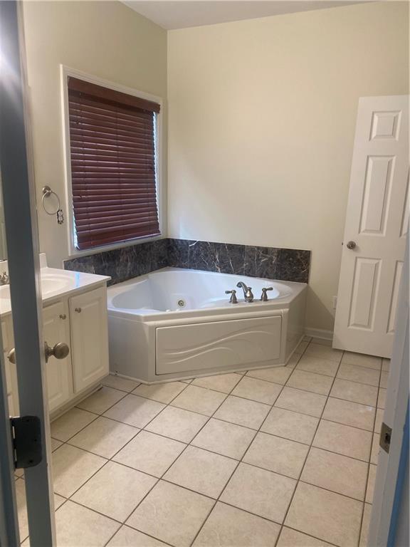 539 Greyhawk Way Fairburn, GA 30213 - Photo 10 of 13 a bathroom with a bathtub and sink