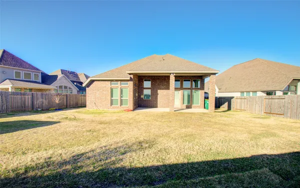 a view of an house with backyard and pool