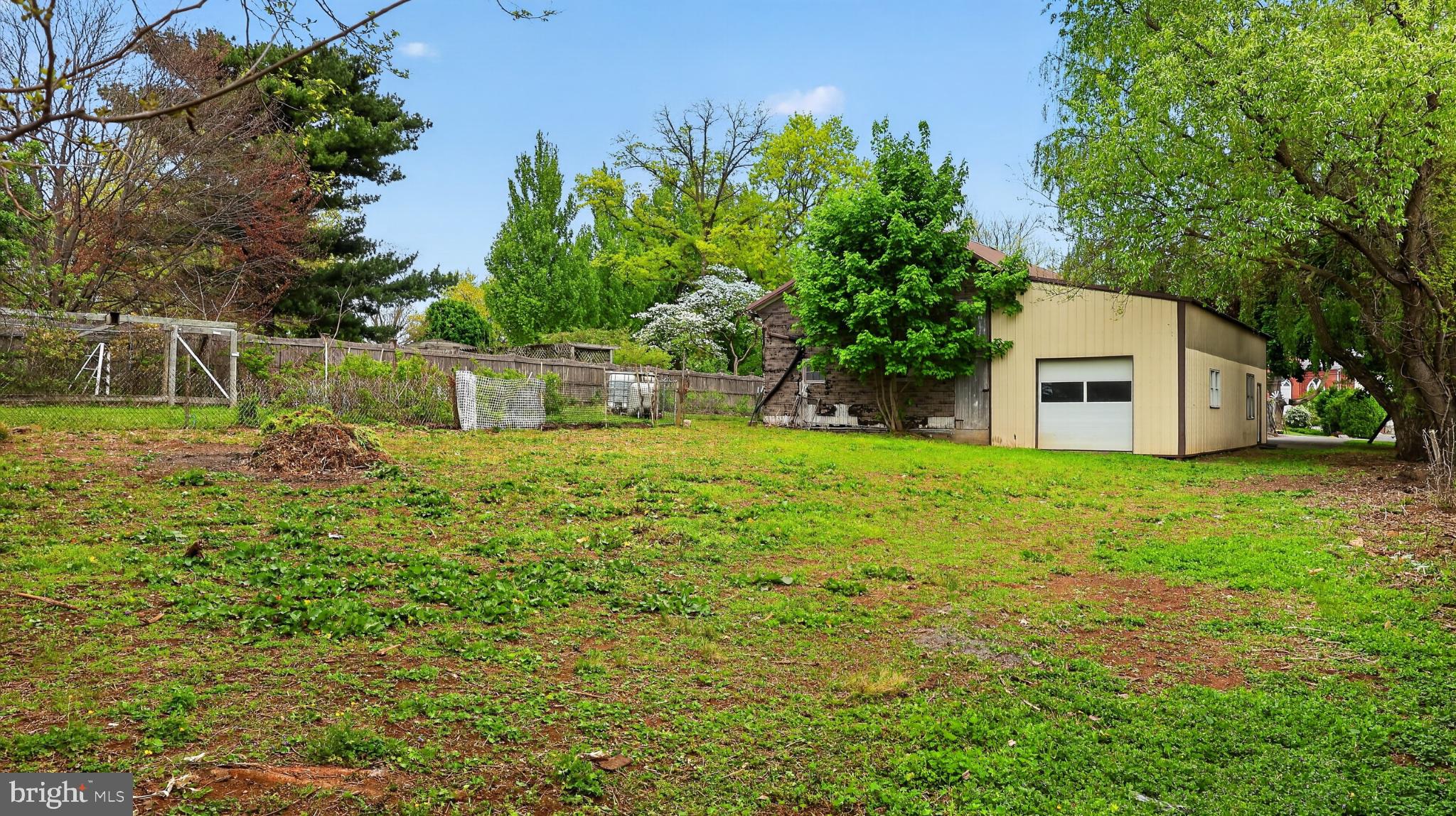 40 Queen Road Intercourse, PA 17529 - Photo 29 of 58 a house view with garden space