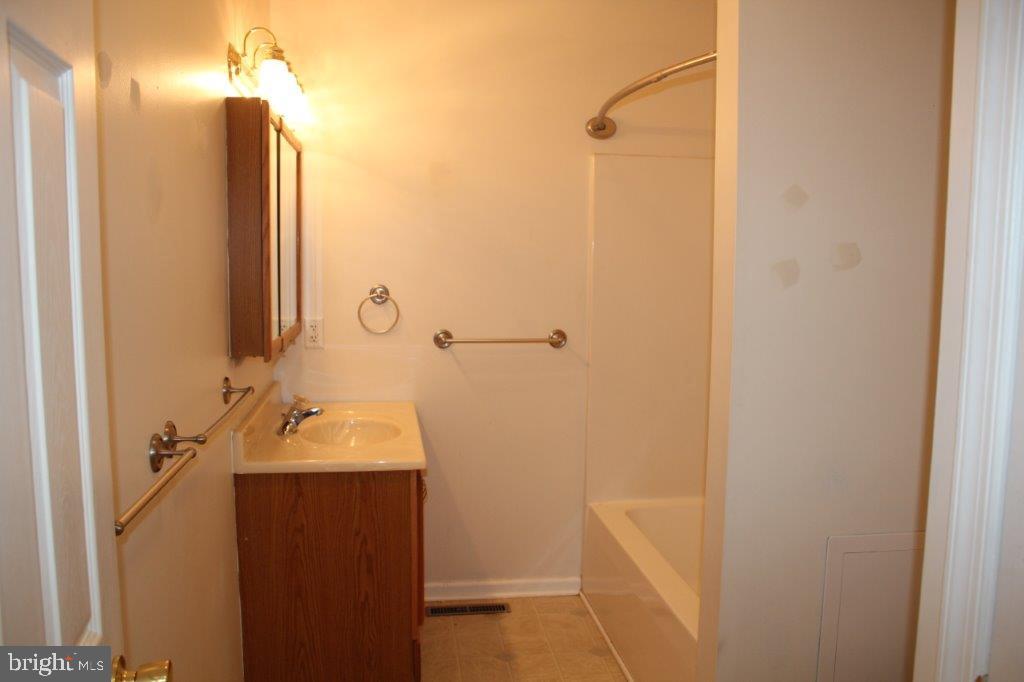 35379 Wango Road Pittsville, MD 21850 - Photo 15 of 39 Hall bathroom