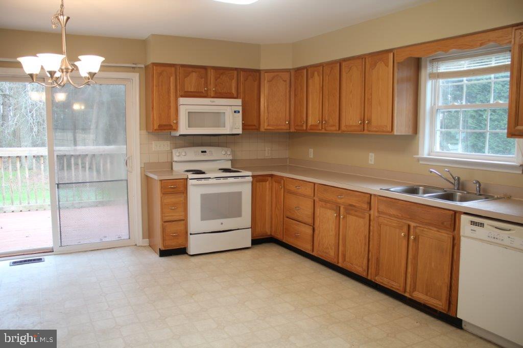 35379 Wango Road Pittsville, MD 21850 - Photo 8 of 39 Kitchen with exit on the back deck