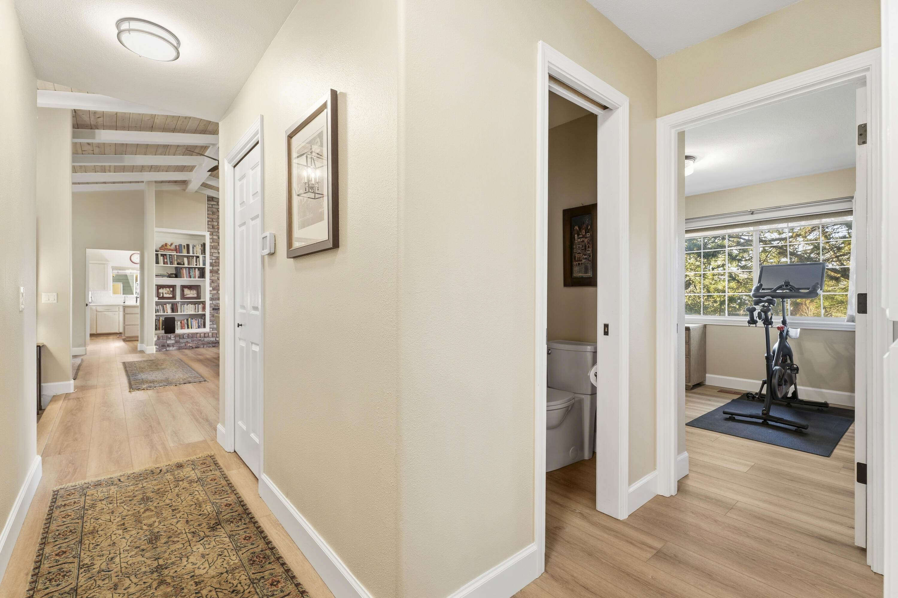 2001 Condor Court Redmond, OR 97756 - Photo 23 of 39 Hallway