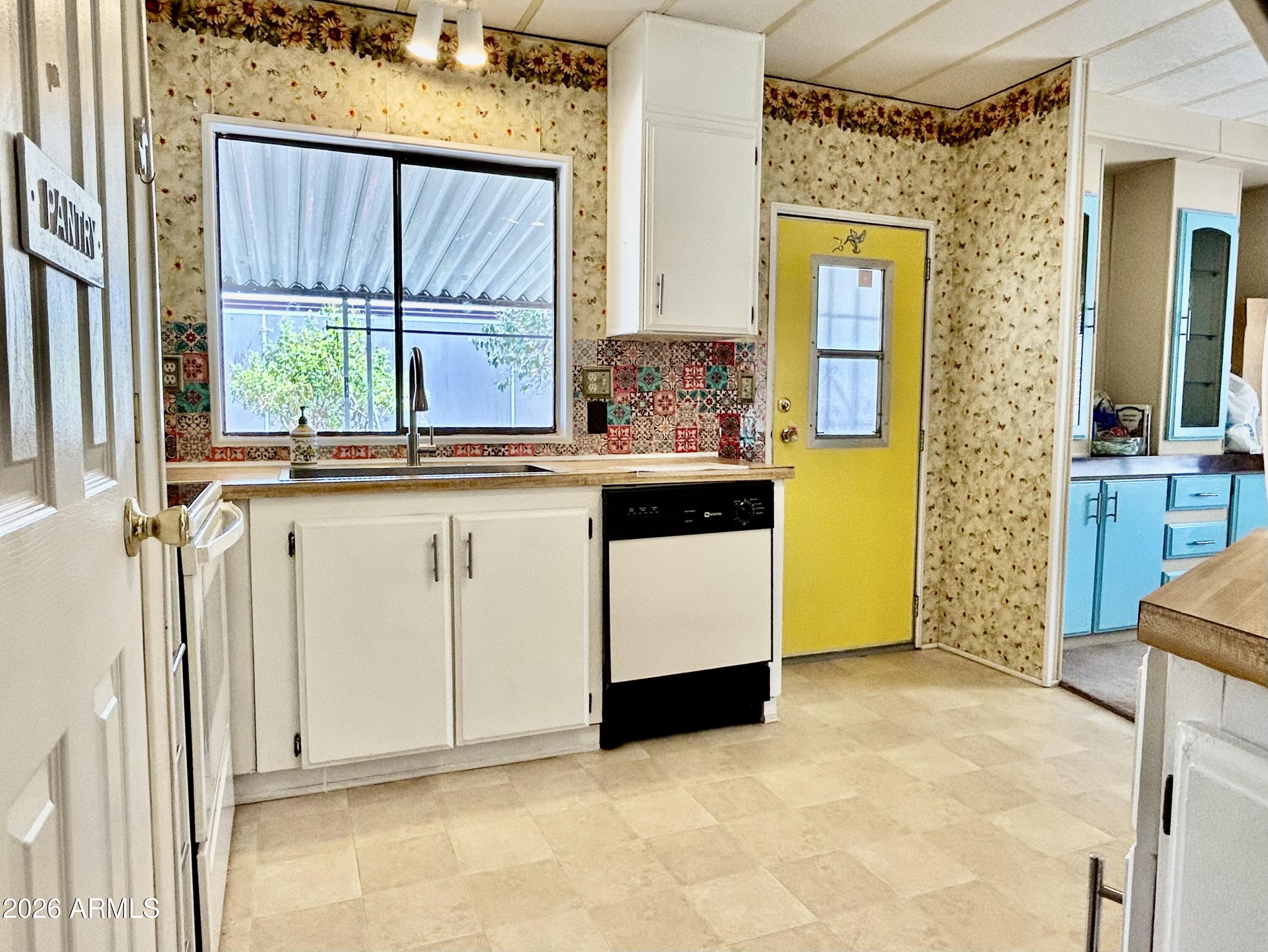 200 East Knox Road, Unit 100 Chandler, AZ 85225 - Photo 8 of 18 Kitchen