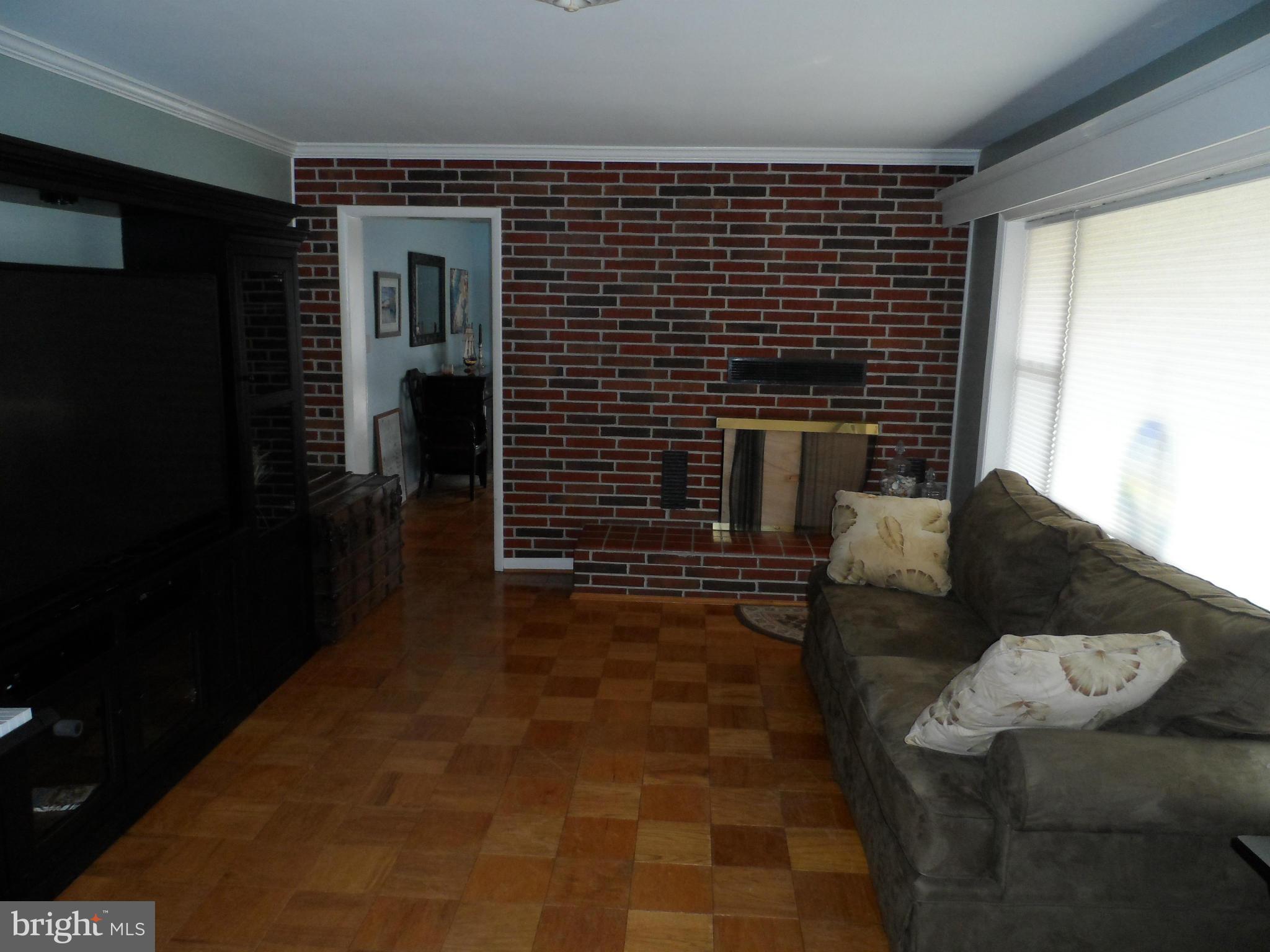 248 Hickory Point Road Pasadena, MD 21122 - Photo 8 of 28 Living Room