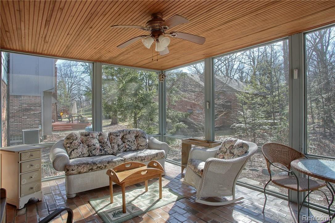 1391 Springwood Lane Rochester, MI 48309 - Photo 31 of 37 27 - Sun_Room.jpg