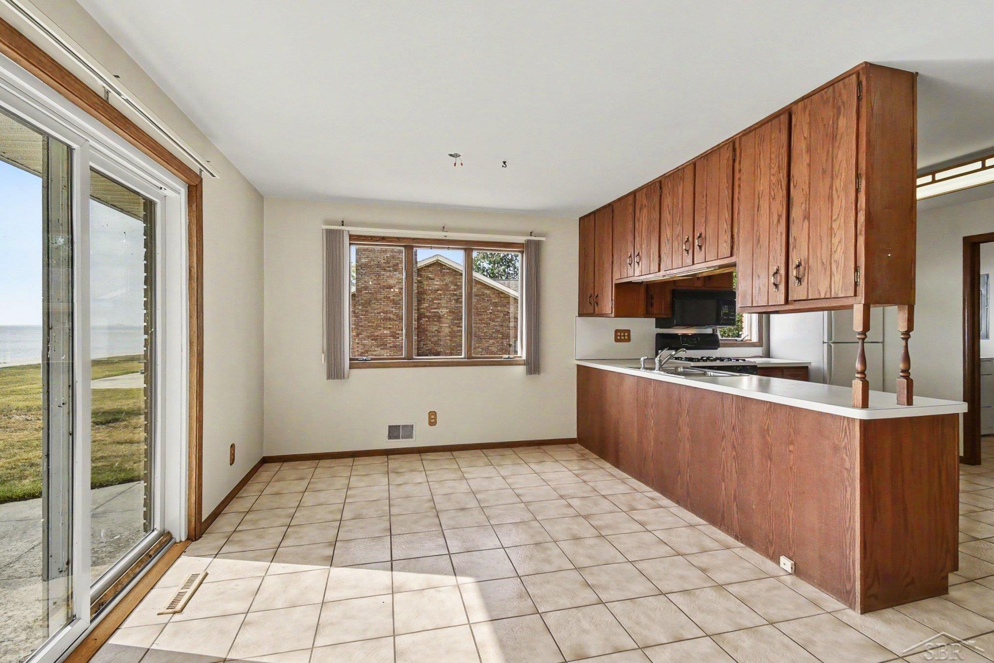 381 South Linwood Beach Road Linwood, MI 48634 - Photo 4 of 37