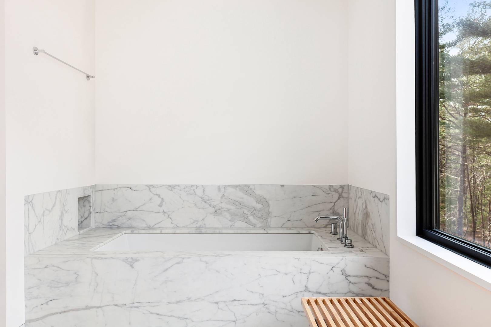 101 2 Holes Water Road East Hampton, NY 11937 - Photo 17 of 27 a bathroom with a bathtub