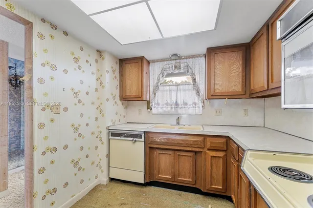 $275,000 | 1850 South Ocean Boulevard, Unit 409, Lauderdale-by-the-Sea, FL 33062