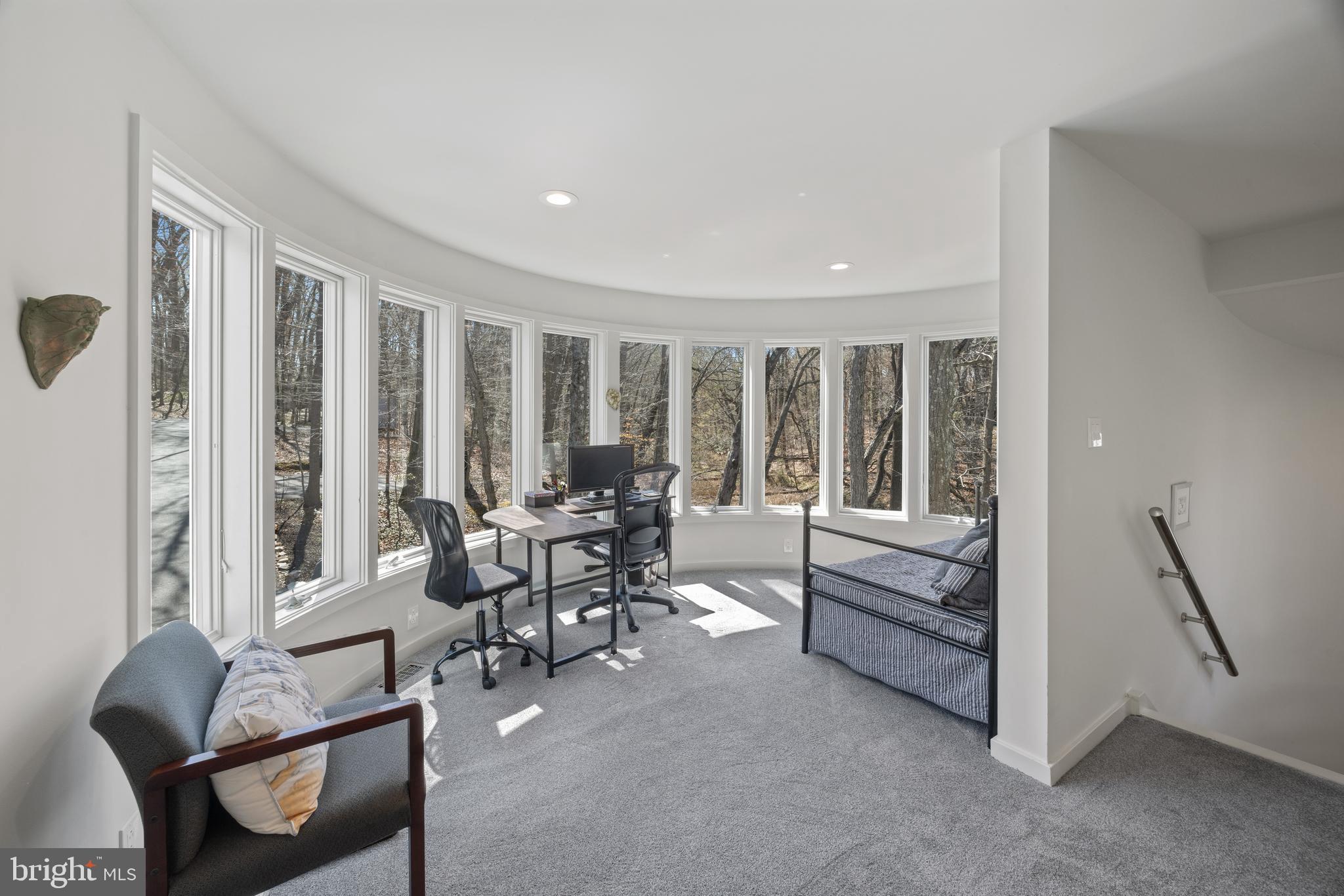 378 Forest Beach Road Annapolis, MD 21409 - Photo 19 of 42 a living room with furniture and a large window