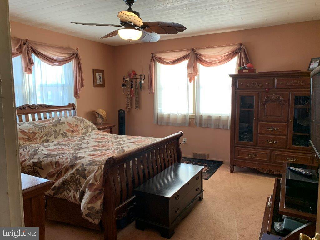 242 Meadow Road Pasadena, MD 21122 - Photo 6 of 13 Masterbedroom