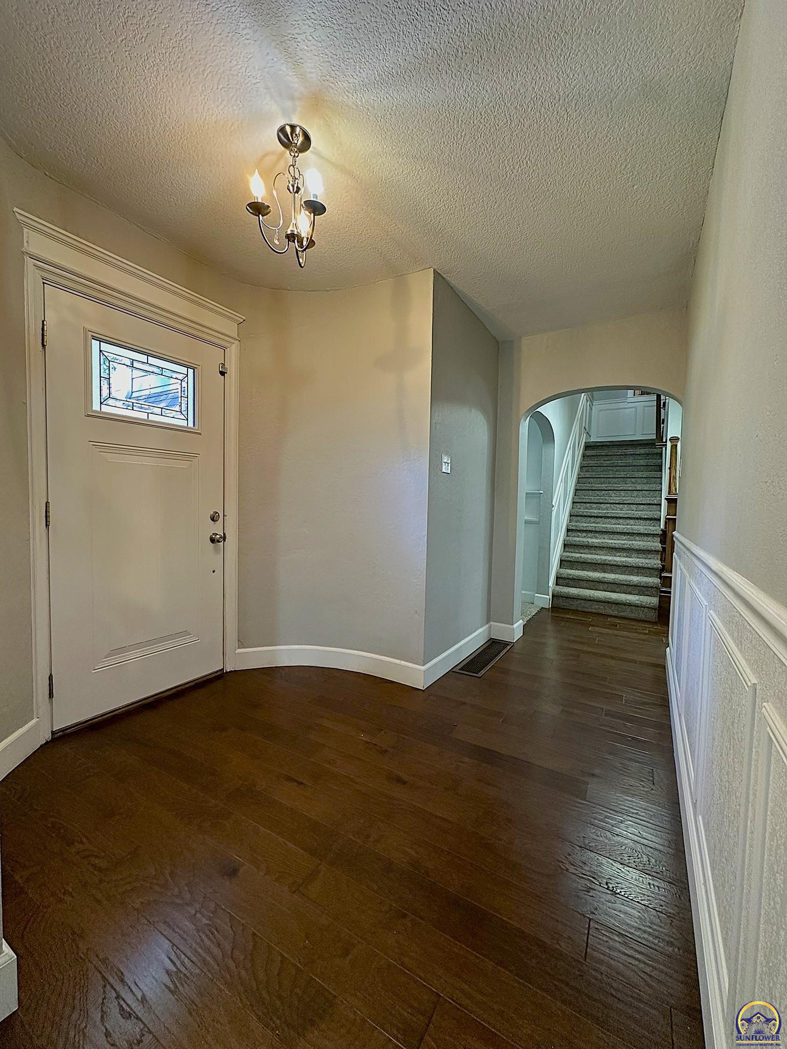1520 Southwest Oakley Avenue Topeka, KS 66604 - Photo 12 of 76 Entry/Foyer