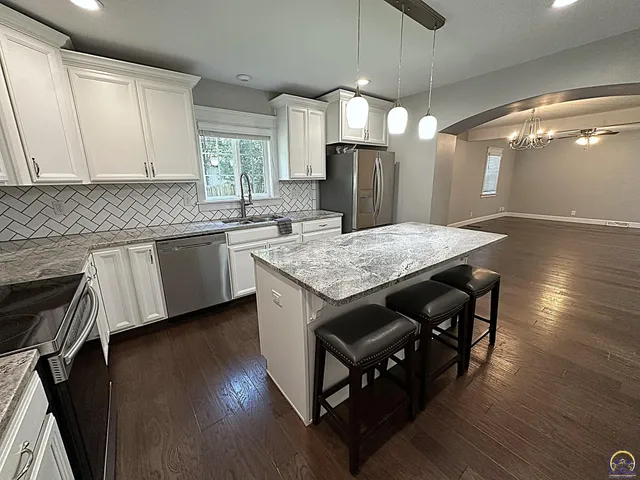 $389,900 | 1520 Southwest Oakley Avenue, Topeka, KS 66604