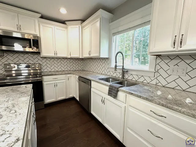 $379,900 | 1520 Southwest Oakley Avenue, Topeka, KS 66604