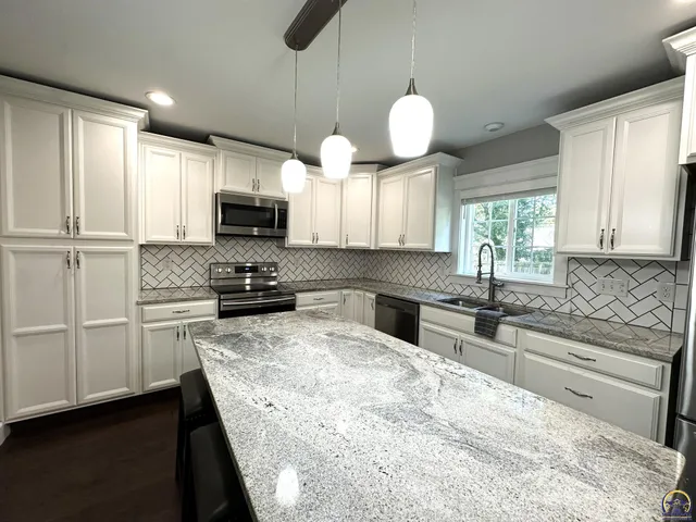 $379,900 | 1520 Southwest Oakley Avenue, Topeka, KS 66604