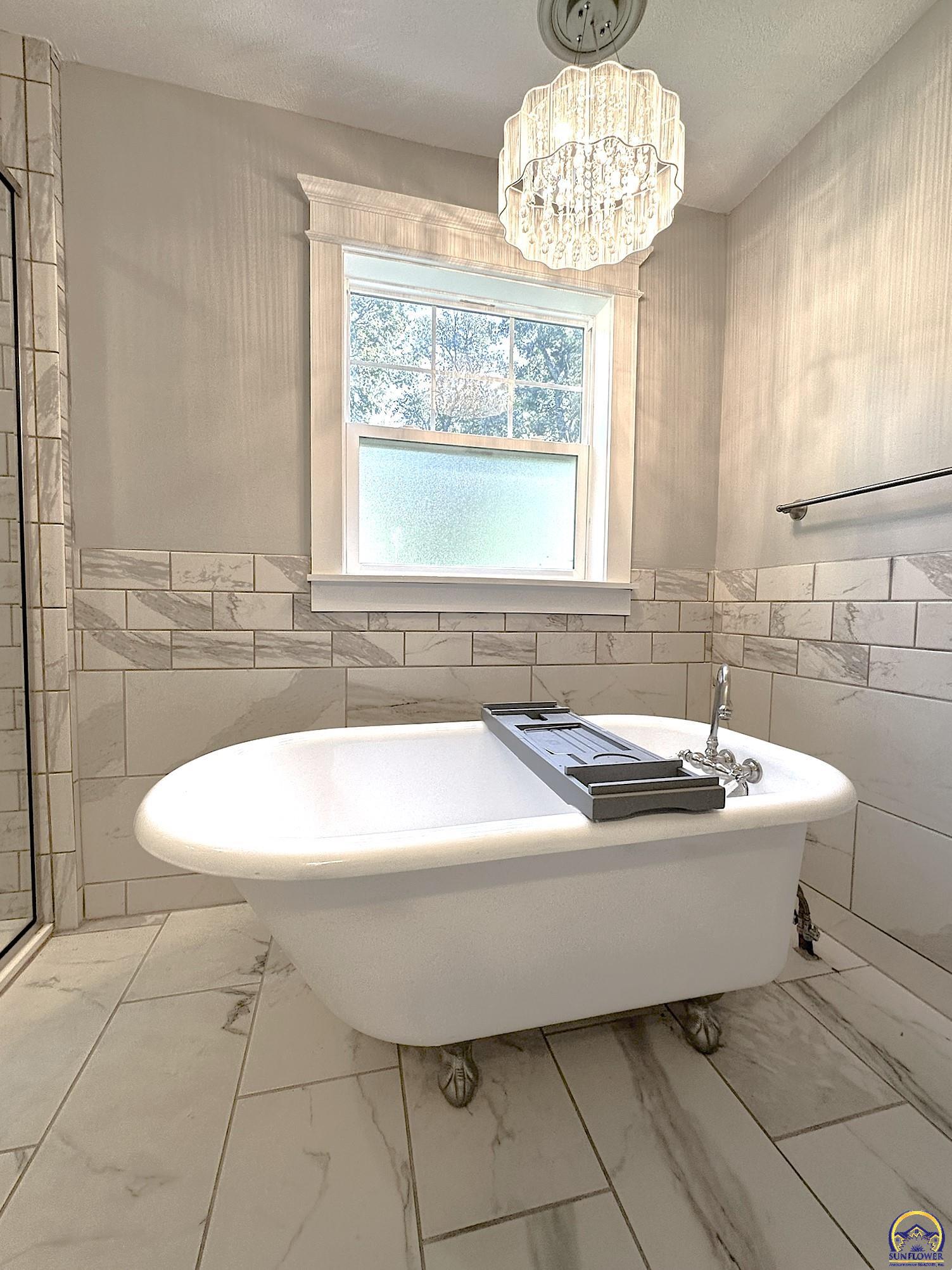 1520 Southwest Oakley Avenue Topeka, KS 66604 - Photo 42 of 76 Soaking Tub