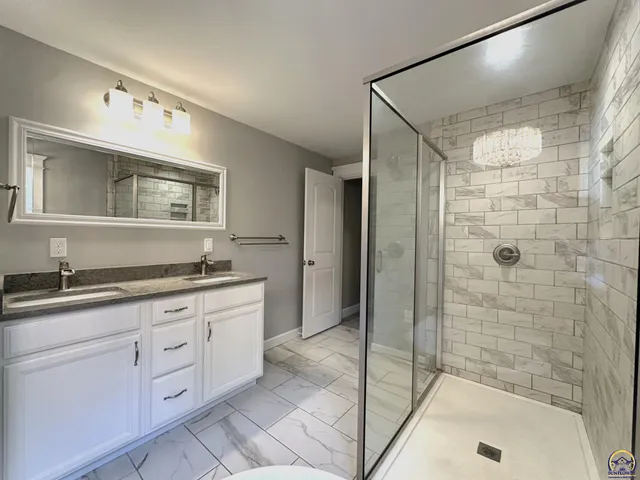 $379,900 | 1520 Southwest Oakley Avenue, Topeka, KS 66604