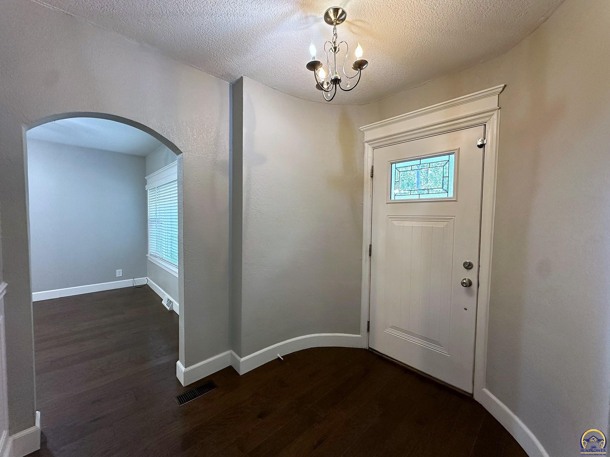 1520 Southwest Oakley Avenue Topeka, KS 66604 - Photo 10 of 76 Entry/Foyer