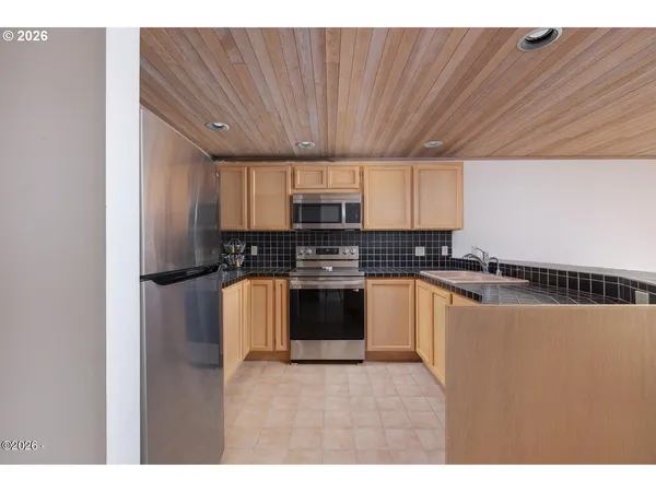 $625,000 | 4175 Highway 101, Unit E5, Depoe Bay, OR 97341