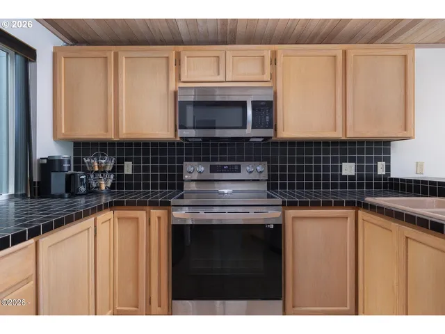 $695,000 | 4175 Highway 101, Unit E5, Depoe Bay, OR 97341