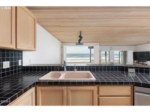 $625,000 | 4175 Highway 101, Unit E5, Depoe Bay, OR 97341