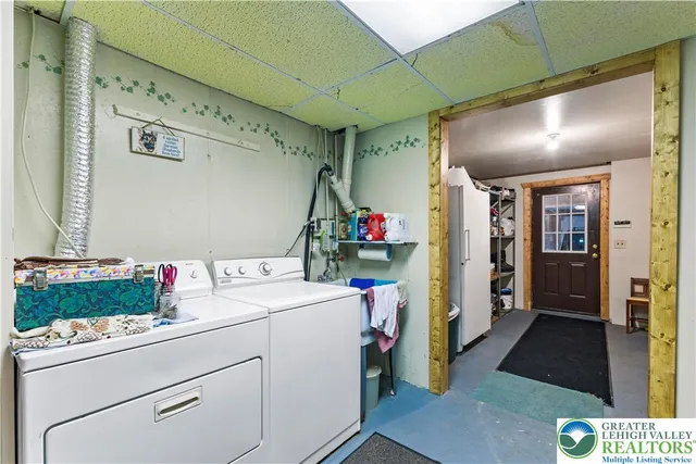 a view of a house with backyard