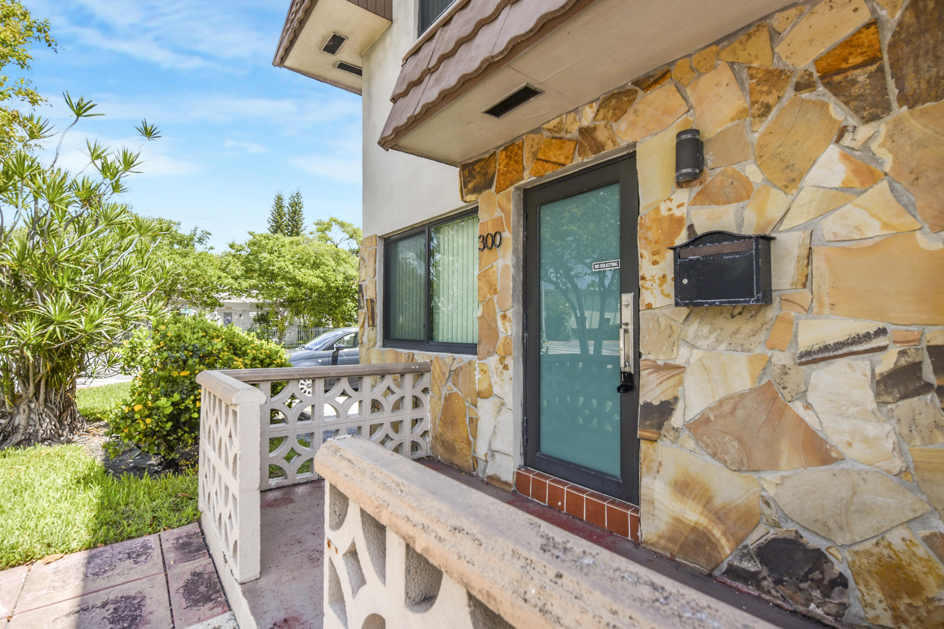 300 80th Street, Unit 300 Miami Beach, FL 33141 - Photo 5 of 22 DSC_2961