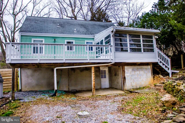 a view of a yard with a tree