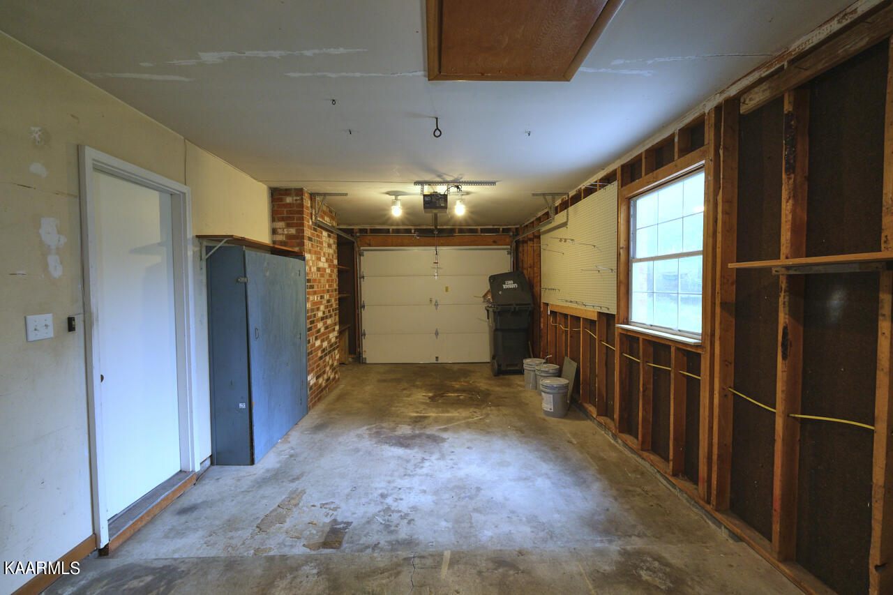 5408 Foxwood Road Knoxville, TN 37921 - Photo 38 of 44 Garage