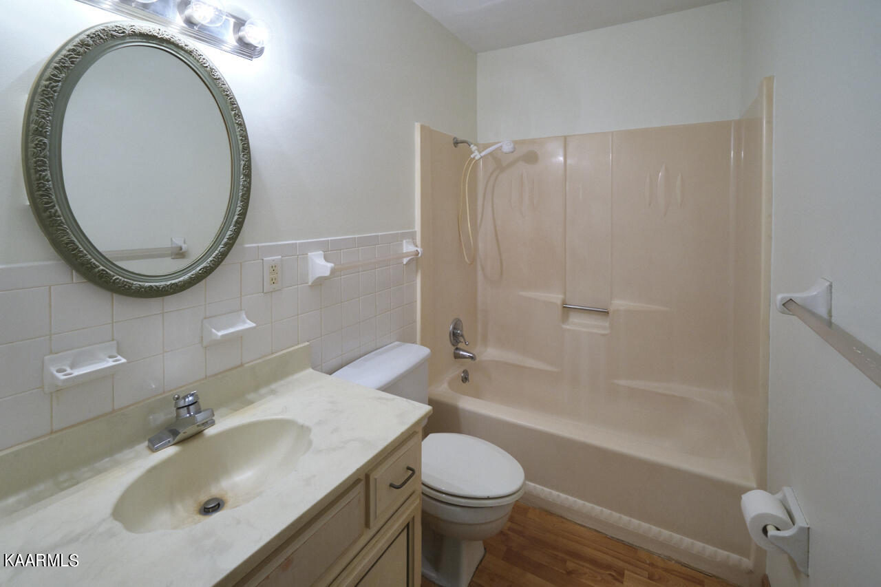 5408 Foxwood Road Knoxville, TN 37921 - Photo 9 of 44 Bathroom