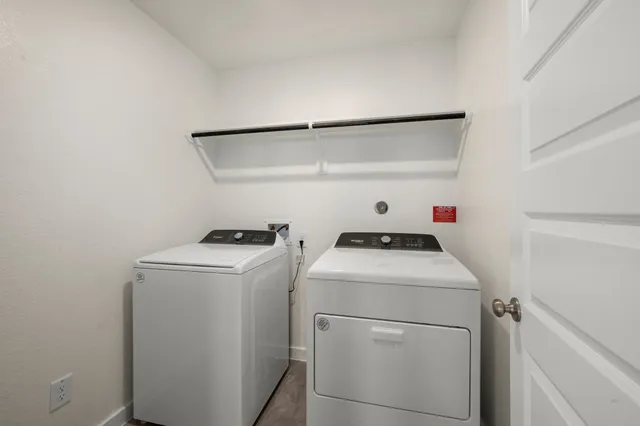 a view of a house with backyard and garden