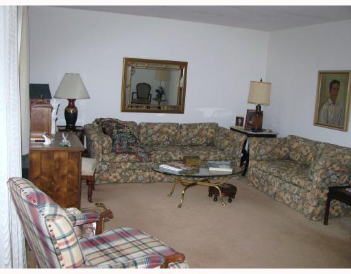 13 Robinhood Road Green Tree, PA 15220 - Photo 3 of 13 Living Room. Large 18 X 13 living room