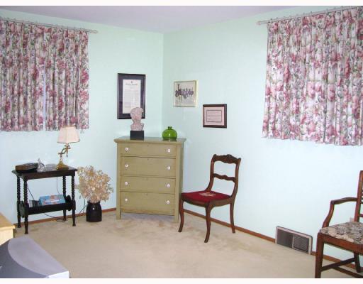 13 Robinhood Road Green Tree, PA 15220 - Photo 6 of 13 Master Bedroom. Large master bedroom