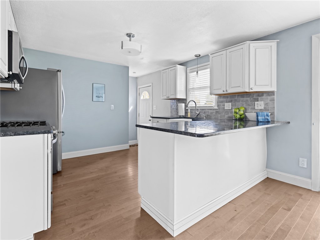 198 Asylum Road Warwick, RI 02886 - Photo 11 of 30 Kitchen - counter seating